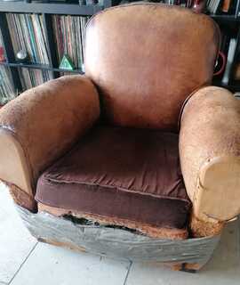 Mobilier fauteuil club en cuir à rénover